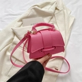 Mini sac fuchsia motif litchi avec poignée supérieure et détail anneau métallique - Rose