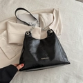 Modische schwarze Hobo-Schultertasche aus glänzendem Leder mit Kette und goldenem Logo - Schwarz