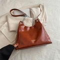 Vintage-Schultertasche aus karamellbraunem Ölwachsleder mit Kette und modischem Schriftzug - Dunkelbraun