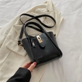 Französische Vintage Eimertasche aus schwarzem Leder mit goldener Schließe - Schwarz