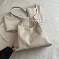 Schicke beige PU-Leder Unterarmtasche mit silberner Kette und goldener Logo-Prägung - Weiß
