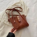Braune Vintage-Tasche aus Kunstleder mit goldenem Drehverschluss und Schultergurt - Braun
