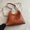 Borsa a tracolla marrone retrò con logo dorato e catena metallica color argento - Cuoio