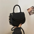 Bolso tipo silla de montar negro clásico con diseño minimalista y asa de metal dorado - Negro