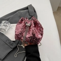 Bolso tipo cubo de lentejuelas rosas con cadena plateada y perlas sobre americana - Rosa