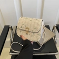 Bolso bandolera de paja con bordado floral y hebilla de herradura dorada en beige - Blanco Roto