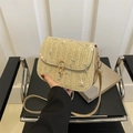 Bolso de hombro de paja beige con bordado floral y cierre de herradura en tono dorado - Caqui
