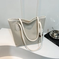 Sac cabas tissé chic pour femme en cuir crème avec pendentif peluche et fines lanières - Avec Ornement / Beige