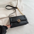 Borsa a tracolla minimalista in ecopelle nera con fibbia dorata con orsetto - Nero