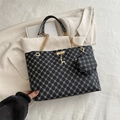 Borsa tote vintage con stampa a catena bianca e nera e mini borsa coordinata - Nero