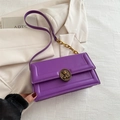 Borsa a tracolla viola scuro con fibbia a forma di orso dorato e tracolla a catena - Viola