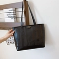Schwarze Beuteltasche mit vertikaler Rippenstruktur und langem Schultergurt für Damen - Schwarz