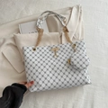 Grande borsa tote vintage bianca con motivo a trifoglio nero, catena d'oro e borsellino - Bianco