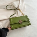 Piccola borsa quadrata trapuntata verde avocado con fibbia a orso dorata - Verde