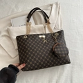Borsa tote vintage marrone con monogramma, catena dorata e ciondolo tondo rimovibile - Marrone