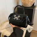 Elegante borsa a tracolla in vernice nera con fibbia a farfalla argento e manico superiore - Nero