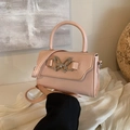 Borsa a tracolla in pelle PU rosa con fibbia a farfalla argento su seta bianca - Rosa