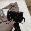 Bolso bandolera de charol negro acolchado con cadena dorada gruesa y cierre de solapa - Negro