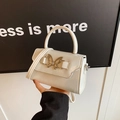 Mini borsa a tracolla in pelle bianca con grande fibbia a farfalla dorata da donna - Bianco
