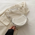 Chique witte halve maan crossbody tas met zilveren ketting en gouden belettering - Wit