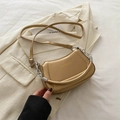Champagnegouden halvemaanvormige tas met metallic textuur en zilveren kettingdetails - Goud