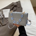 Bolso bandolera acolchado azul claro con cadena de plástico gruesa y detalles metálicos - Azul