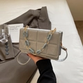 Sac bandoulière gris matelassé en suède avec chaîne acrylique bleue - Argent