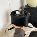 Schicke schwarze Kissentasche mit Rich Rabbit Prägung und goldenem Metallverschluss - Schwarz