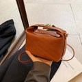 Sac polochon en cuir caramel avec gaufrage Rich Rabbit et ferrures dorées chic - Marron