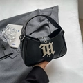 Elegante borsa a spalla nera con fibbia M argentata e trama in pelle trapuntata - Nero