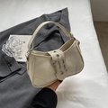 Elegante borsa baguette beige trapuntata con logo gotico in metallo e manico singolo - Bianco Sporco