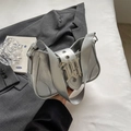Borsa baguette argento con pelle trapuntata e fibbia metallica in stile gotico - Argento