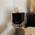 Sac à bandoulière femme en cuir noir avec chaîne argentée et intérieur à cordon blanc - Noir