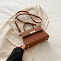 Borsa a tracolla marrone con trama intrecciata e chiusura dorata su blazer beige elegante - Marrone