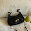 Bolso media luna negro con mariposa plateada, diseño plisado y asa de perlas - Negro
