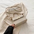 Borsa quadrata beige a tracolla con trama intrecciata e chiusura in metallo dorato - Bianco Sporco