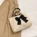 Beige Strohtasche mit großer schwarzer Schleife und braunem Kunstleder-Schultergurt - Schwarz