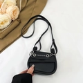 Klassische schwarze Satteltasche als Mini-Umhängetasche mit silbernen Metallverzierungen - Schwarz