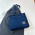 Sac fourre-tout en denim bleu foncé avec étiquette blanche et bandoulière de mode - Bleu foncé