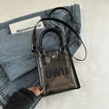 Transparente schwarze PVC-Tasche mit OWU-Logo und schwarzen Ledergriffen auf Denim - Dunkelbraun