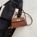 Borsa a tracolla marrone caramello con chiusura a rotazione dorata e manico corto - Marrone