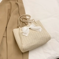 Schicke beige Stroh-Einkaufstasche mit eleganter weißer Satinschleife und Lederriemen - Weiß