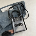 Modische halbtransparente mattierte Jelly-Handtasche mit schwarzem Rand und OWU-Print - Frostet
