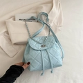 Mini zaino trapuntato azzurro con catena argento e classico motivo a rombi cuciti - Blu