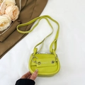 Mini-Satteltasche in Lindgrün aus glattem PU-Leder mit Silberkette und Metallring - Obstgrün