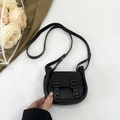 Klassieke zwarte lederen crossbody tas met klepsluiting en riem voor dames - Zwart