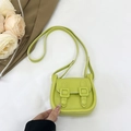 Minimalistische avocado-groene mini-crossbodytas met dubbele gesp en lange schouderband - Fruitgroen