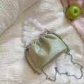 Sac seau vert clair minimaliste avec poignée en perles blanches et bandoulière chaîne - Vert
