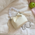 Sac seau chic crème avec cordon de serrage, poignée en perles et bandoulière chaîne - Blanc Cassé