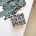 Bolso saco étnico con motivos geométricos tejidos de colores y correas de cuero beige - Azul